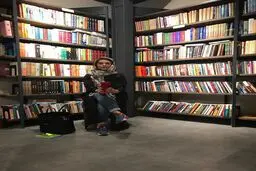 سلفی دنیا مدنی در کتابخانه با استایلی متفاوت