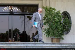 روایت تصویری از حضور وزرا و معاونان روحانی در حیاط پاستور