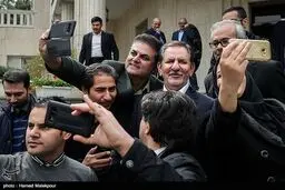 عکس: سلفی خبرنگاران با معاون اول رئیس جمهور