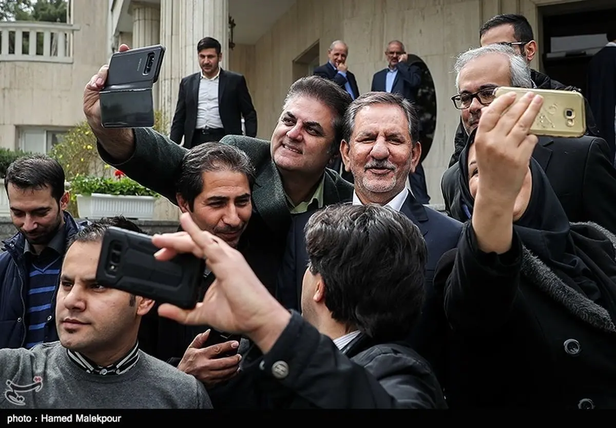 عکس: سلفی خبرنگاران با معاون اول رئیس جمهور