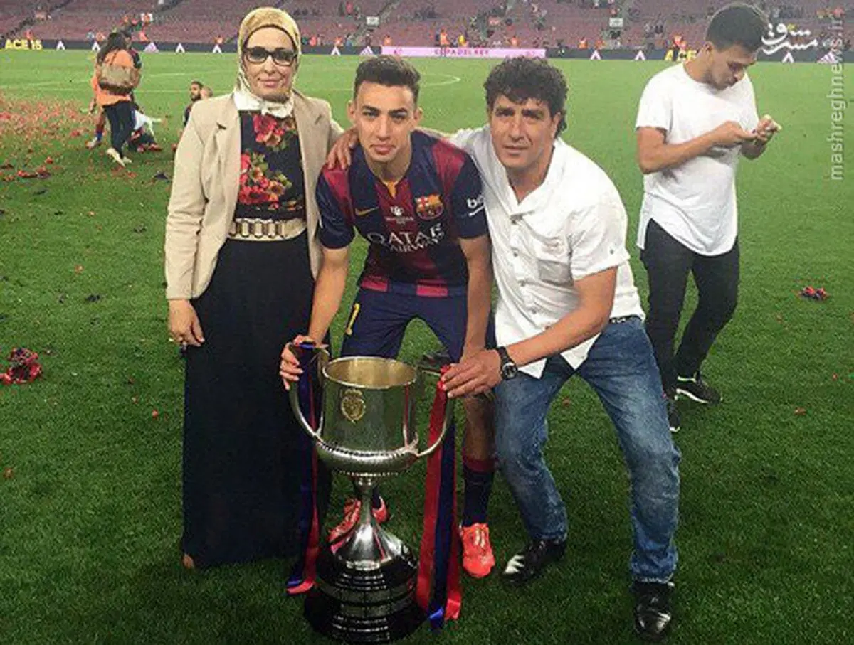 شادی بازیکن بارسا به همراه مادر محجبه‌اش/عکس