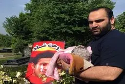 قویترین مرد جهان بر سر مزار اولادی/ عکس