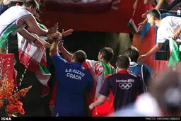 دور افتخار کشتی‌گیران با پرچم ایران در لس آنجلس+عکس