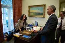 کیک اوباما برای تولد دستیار ایرانی اش/ عکس