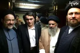 عکس یادگاری سید حسن خمینی ، سید محمد خاتمی، آیت‌الله بجنوردی و سید احمد خمینی در آسانسور