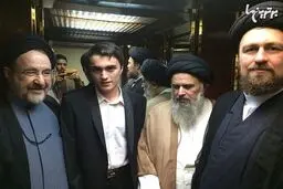 عکس یادگاری سید حسن خمینی ، سید محمد خاتمی، آیت‌الله بجنوردی و سید احمد خمینی در آسانسور