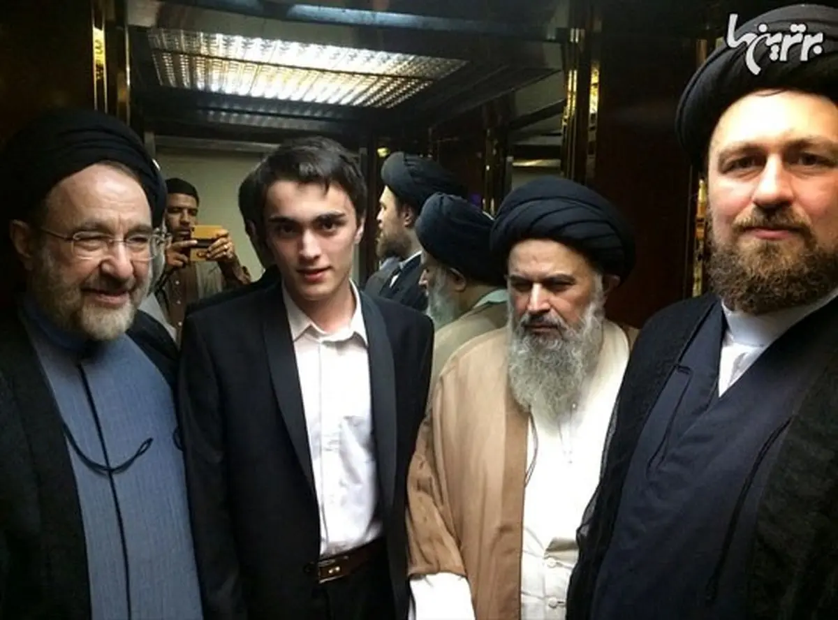 عکس یادگاری سید حسن خمینی ، سید محمد خاتمی، آیت‌الله بجنوردی و سید احمد خمینی در آسانسور