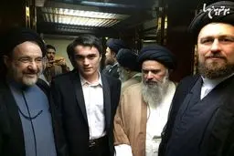 عکس یادگاری سید حسن خمینی ، سید محمد خاتمی، آیت‌الله بجنوردی و سید احمد خمینی در آسانسور
