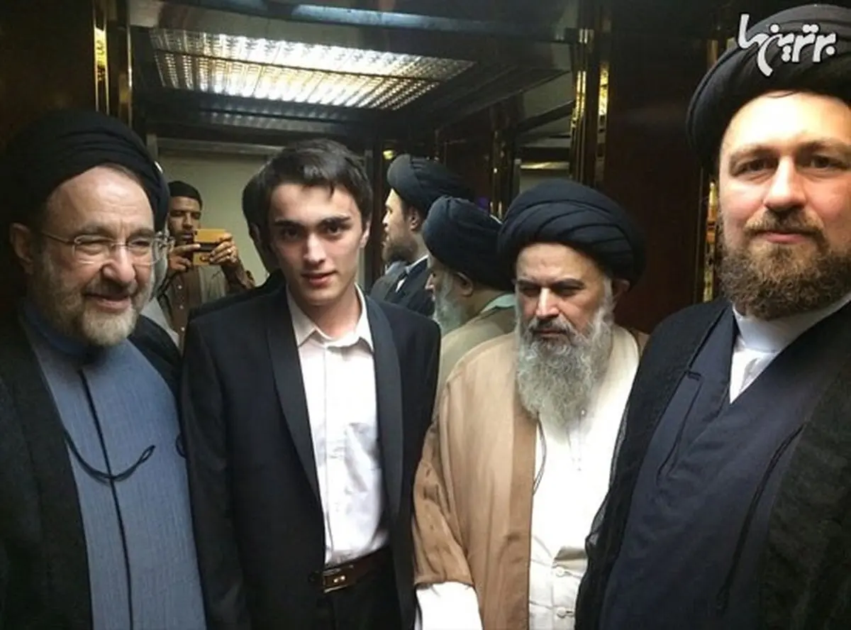 عکس یادگاری سید حسن خمینی ، سید محمد خاتمی، آیت‌الله بجنوردی و سید احمد خمینی در آسانسور