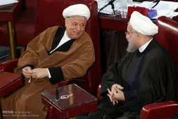 خوش و بش روحانی و آیت‌الله هاشمی در مجلس‌خبرگان/عکس