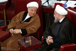 خوش و بش روحانی و آیت‌الله هاشمی در مجلس‌خبرگان/عکس
