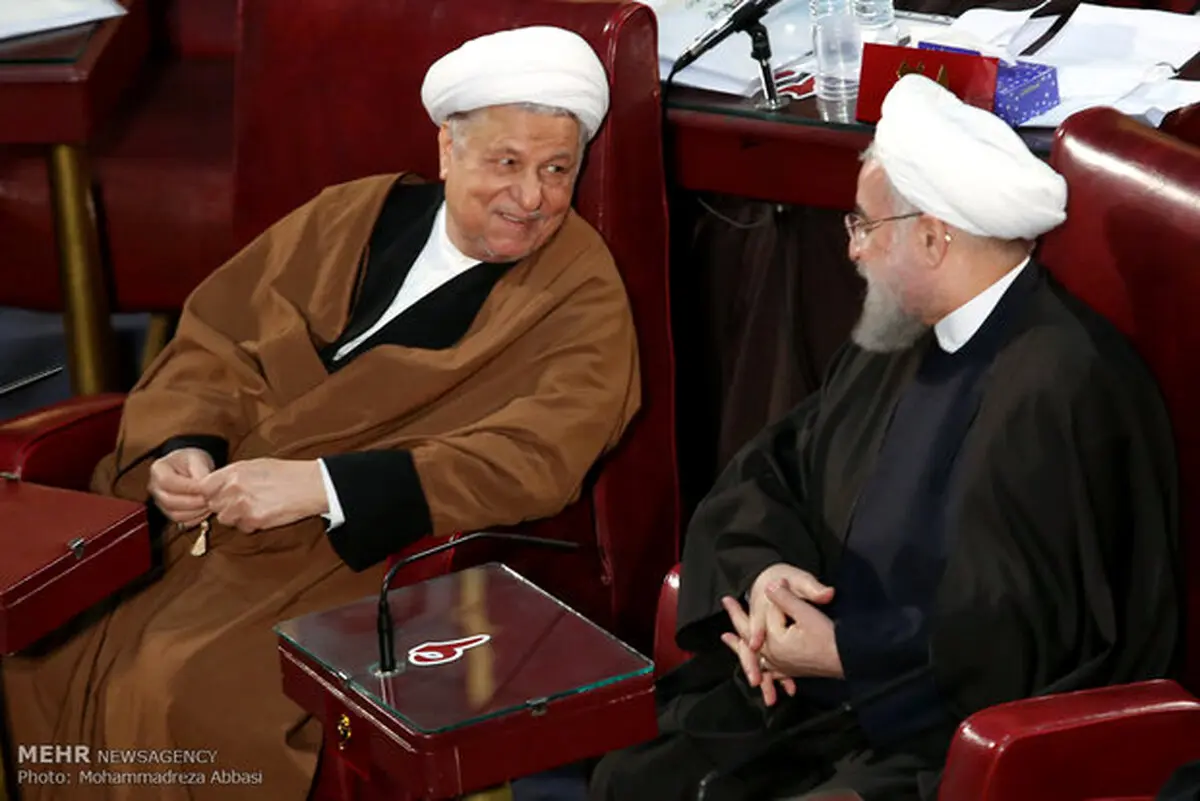 خوش و بش روحانی و آیت‌الله هاشمی در مجلس‌خبرگان/عکس