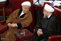 خوش و بش روحانی و آیت‌الله هاشمی در مجلس‌خبرگان/عکس