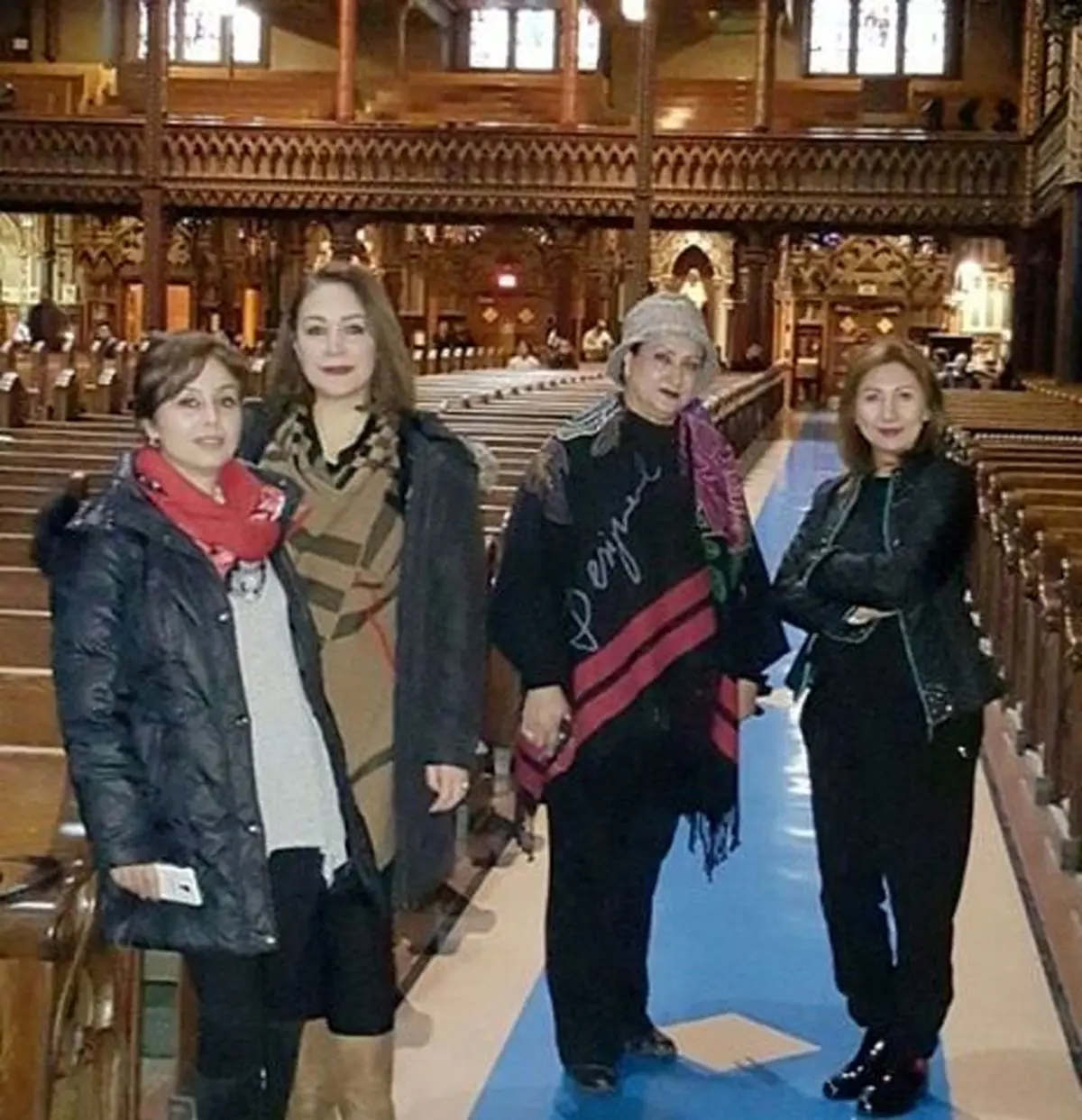 مریم امیرجلالی درحال روشن کردن شمع در کلیسایی در کانادا