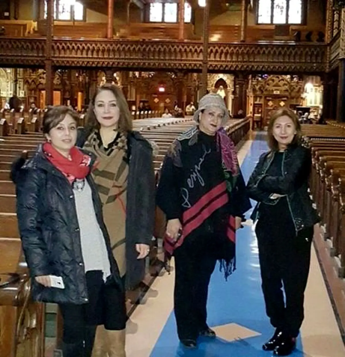 مریم امیرجلالی درحال روشن کردن شمع در کلیسایی در کانادا