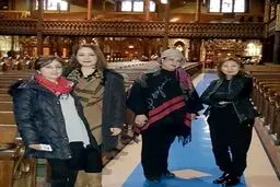 مریم امیرجلالی درحال روشن کردن شمع در کلیسایی در کانادا