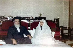 عکس کمتر دیده شده از امام خمینی در کنار همسرشان