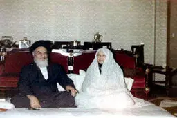 عکس کمتر دیده شده از امام خمینی در کنار همسرشان