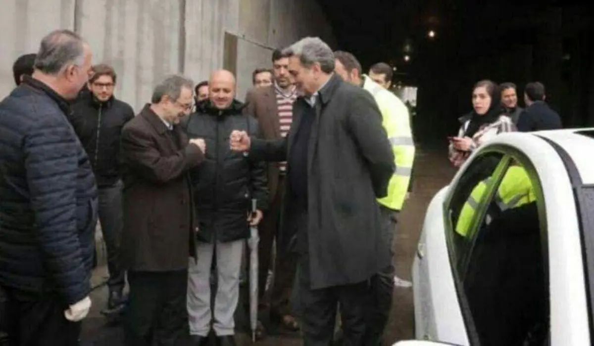 شهردار تهران مدل ضدکرونایی دست داد! + عکس