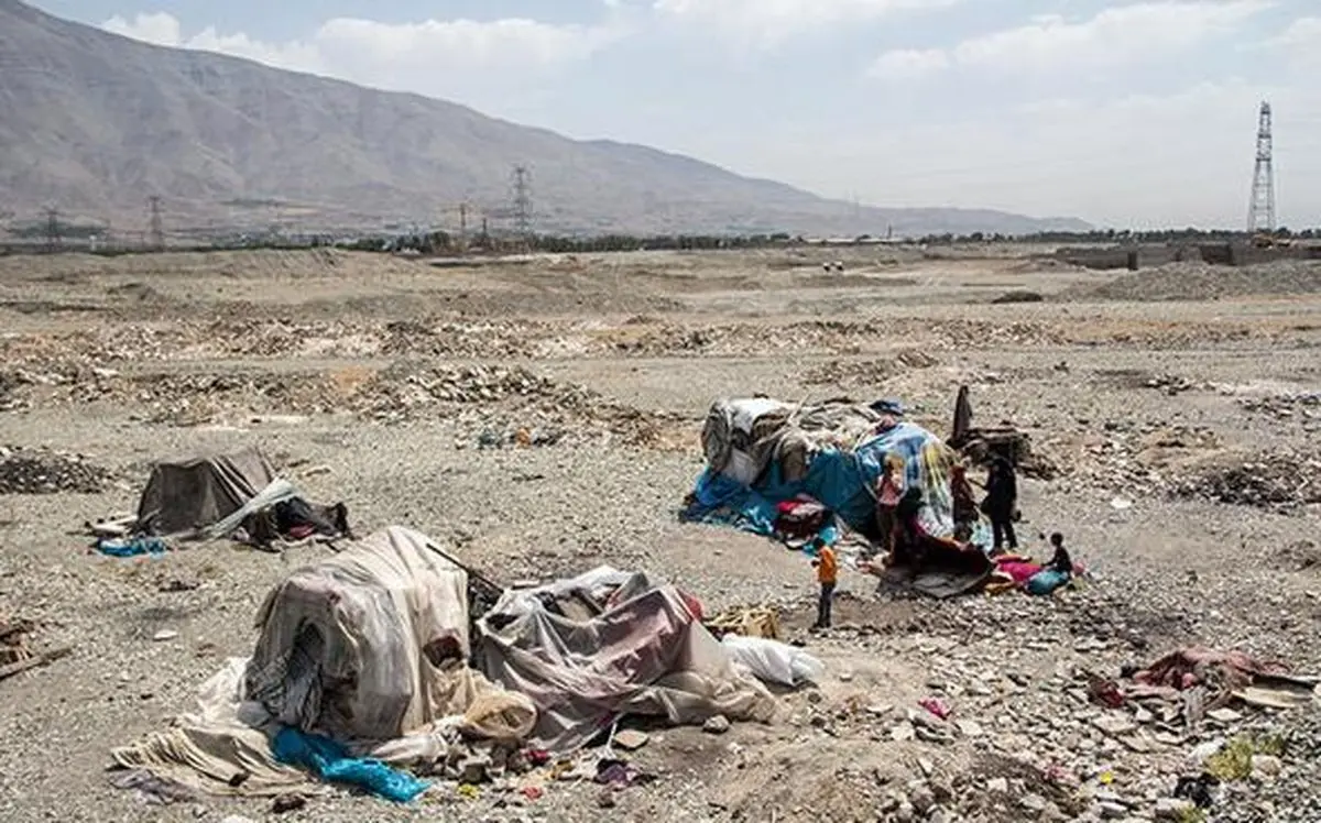 تصاویری از زندگی یک خانواده بی‌خانمان در حاشیه تهران /وقتی وجدان ها خوابیده اند...