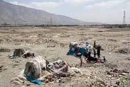 تصاویری از زندگی یک خانواده بی‌خانمان در حاشیه تهران /وقتی وجدان ها خوابیده اند...