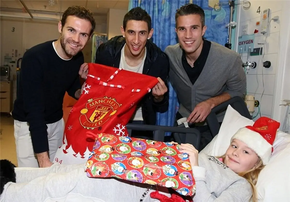 هدیه بازیکنان منچستریونایتد به کودکان بیمار/ عکس