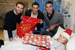 هدیه بازیکنان منچستریونایتد به کودکان بیمار/ عکس