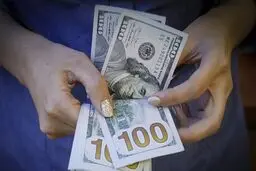 قیمت دلار و قیمت یورو امروز پنجشنبه 23 بهمن ماه / دلار باز هم اوج گرفت+ جدول