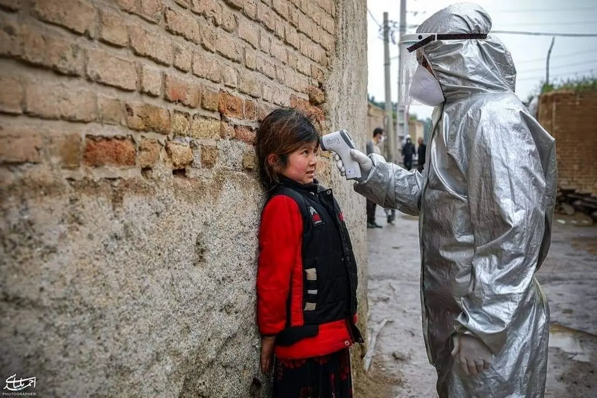 هراس و دلهره کودک مهاجر افغان از تب سنجی کرونا + عکس