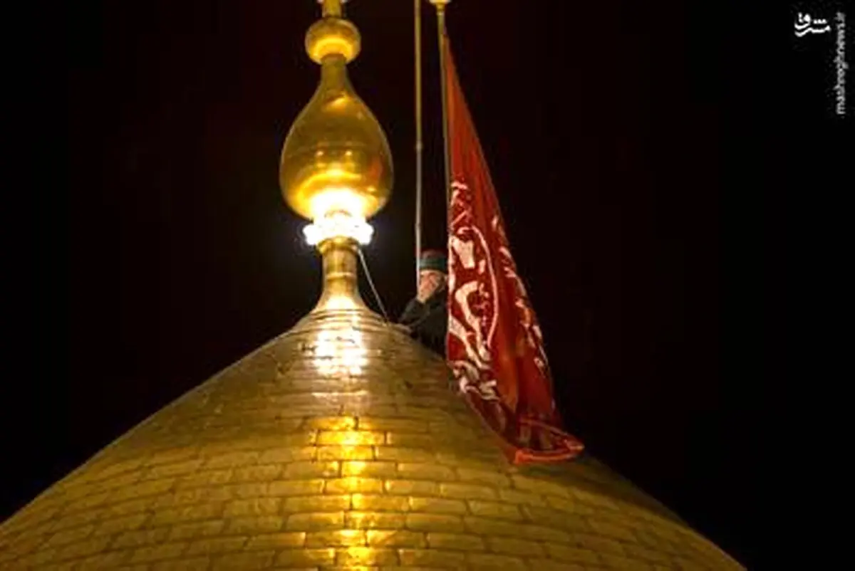 تعویض پرچم گنبد حرم حضرت ابوالفضل(ع)/تصاویر