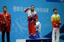 عکس/ شادی جالب وزنه بردار کره شمالی