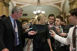 عکسی از دختر ترامپ در محاصره خبرنگاران