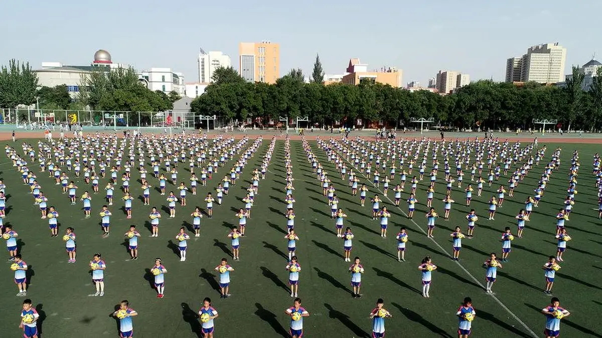 کلاس تمرین فوتبال در مدرسه‌ای ابتدایی در چین