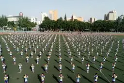 کلاس تمرین فوتبال در مدرسه‌ای ابتدایی در چین