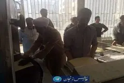 عکس/یک امام جمعه درحال پخت نان برای مناطق سیل زده