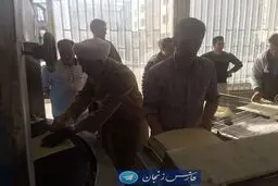 عکس/یک امام جمعه درحال پخت نان برای مناطق سیل زده