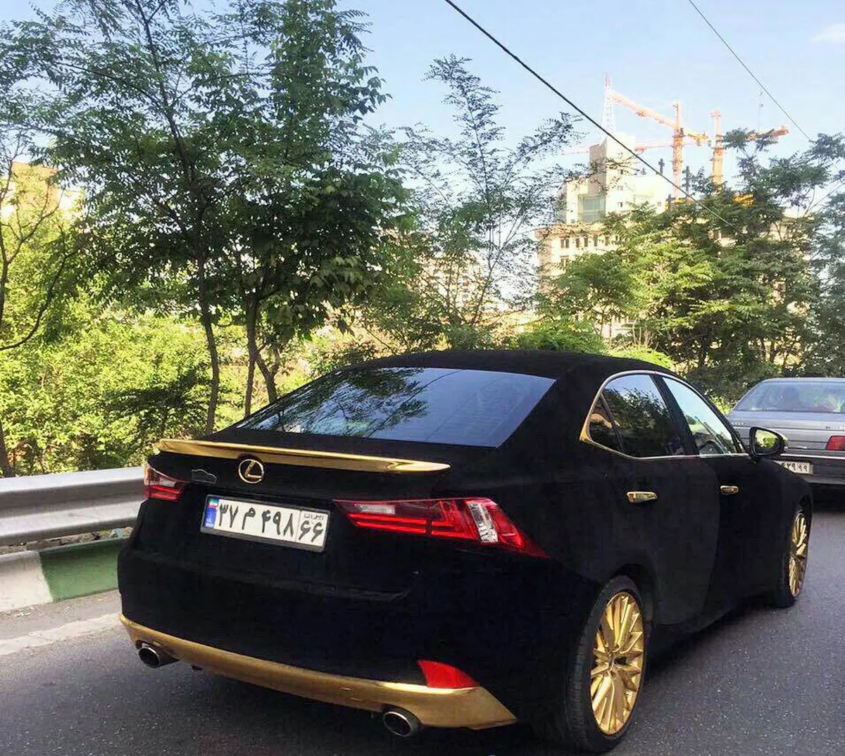 خودرو لوکس با روکش مخمل در تهران/ عکس