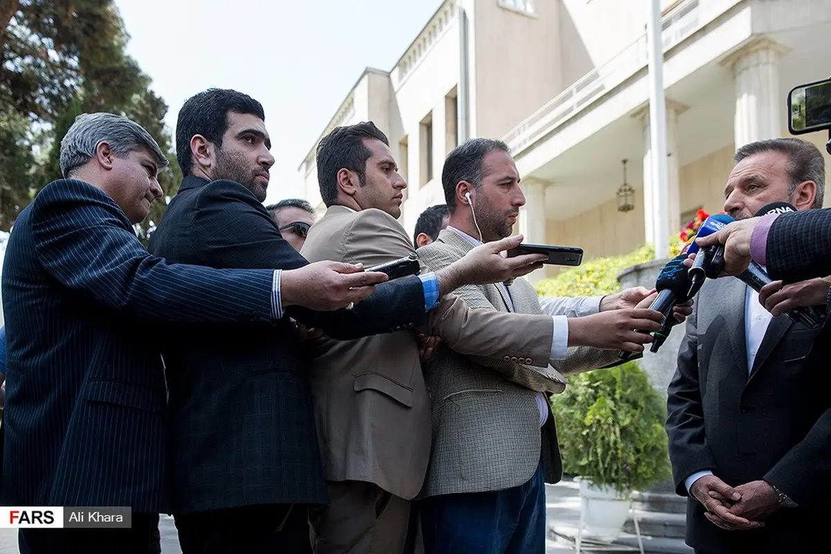 عكس: صف مصاحبه با رئيس دفتر رئيس جمهور!