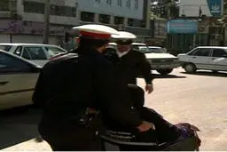 اقدام زیبا و انسان دوستانه پلیس راهنمایی و رانندگی/ عکس