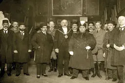 عکس / عکسی کمتر دیده شده از احمدشاه قاجار در جریان قرارداد 1919