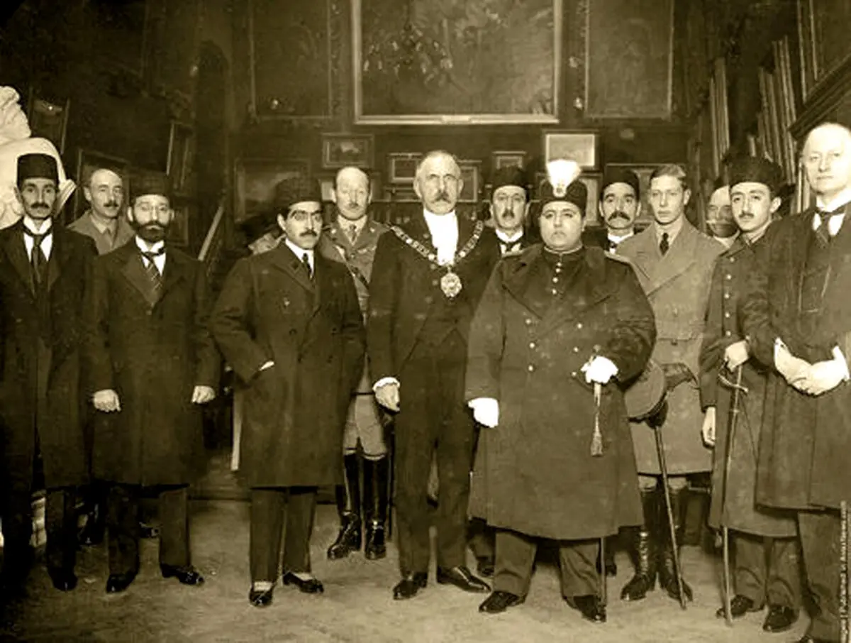 عکس / عکسی کمتر دیده شده از احمدشاه قاجار در جریان قرارداد 1919