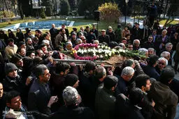 اهالی فرهنگ و ادب مرحوم مشفق کاشانی را به سمت خانه ابدی بدرقه کردند/ گزارش تصویری