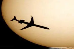 رویارویی هواپیمای جت و خورشید