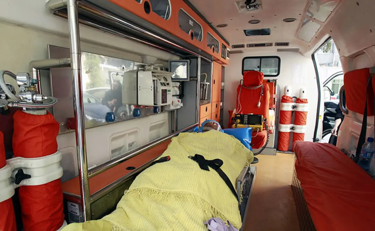 تصاویر معاینه قربانی اسیدپاشی توسط وزیر بهداشت