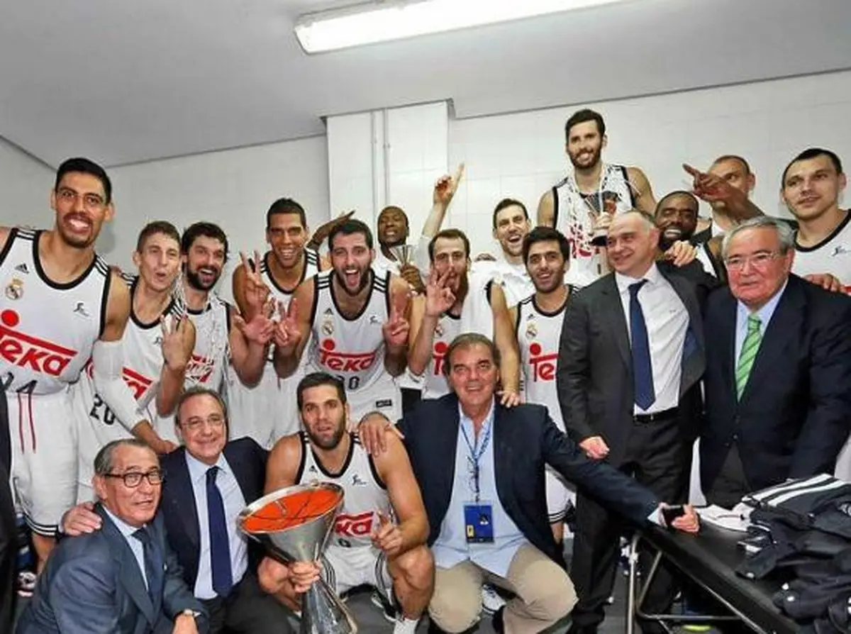 پرز در ميان آسمان خراش هاي رئال(عکس)