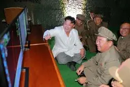 رهبر کره شمالی در حال تماشای آزمایش موشکی (عکس)