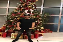 سوپراستار سینما در کنار درخت کریسمس/عکس