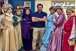 مهدی پاکدل در کنار زنان شکسپر/ عکس