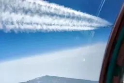 فرار هواپیمای جاسوسی آمریکا از دست میگ 31 روسیه + فیلم