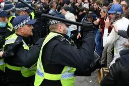 درگیری پلیس با تظاهرکنندگان در لندن
